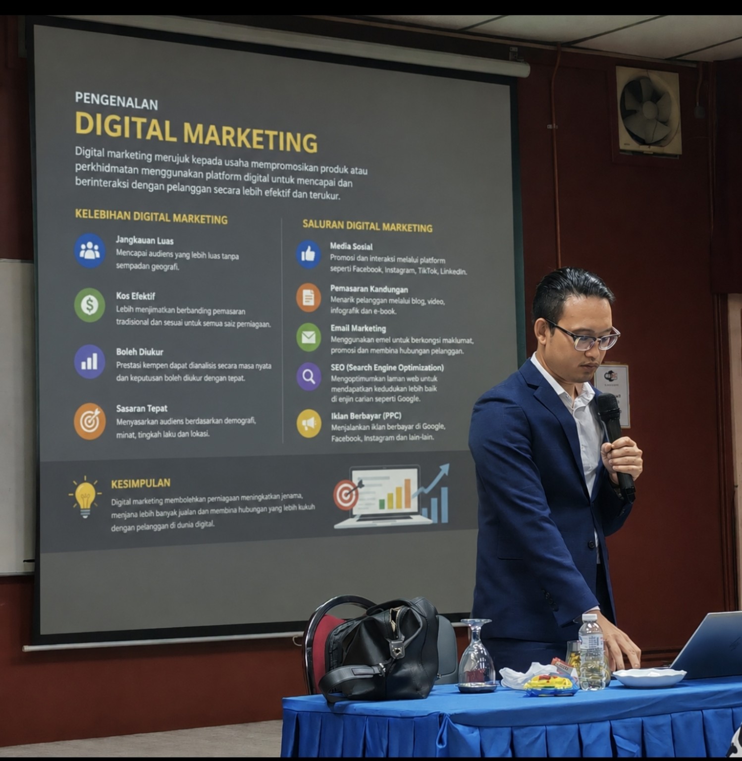 Shaiful menyampaikan penerangan digital marketing sambil memegang mikrofon